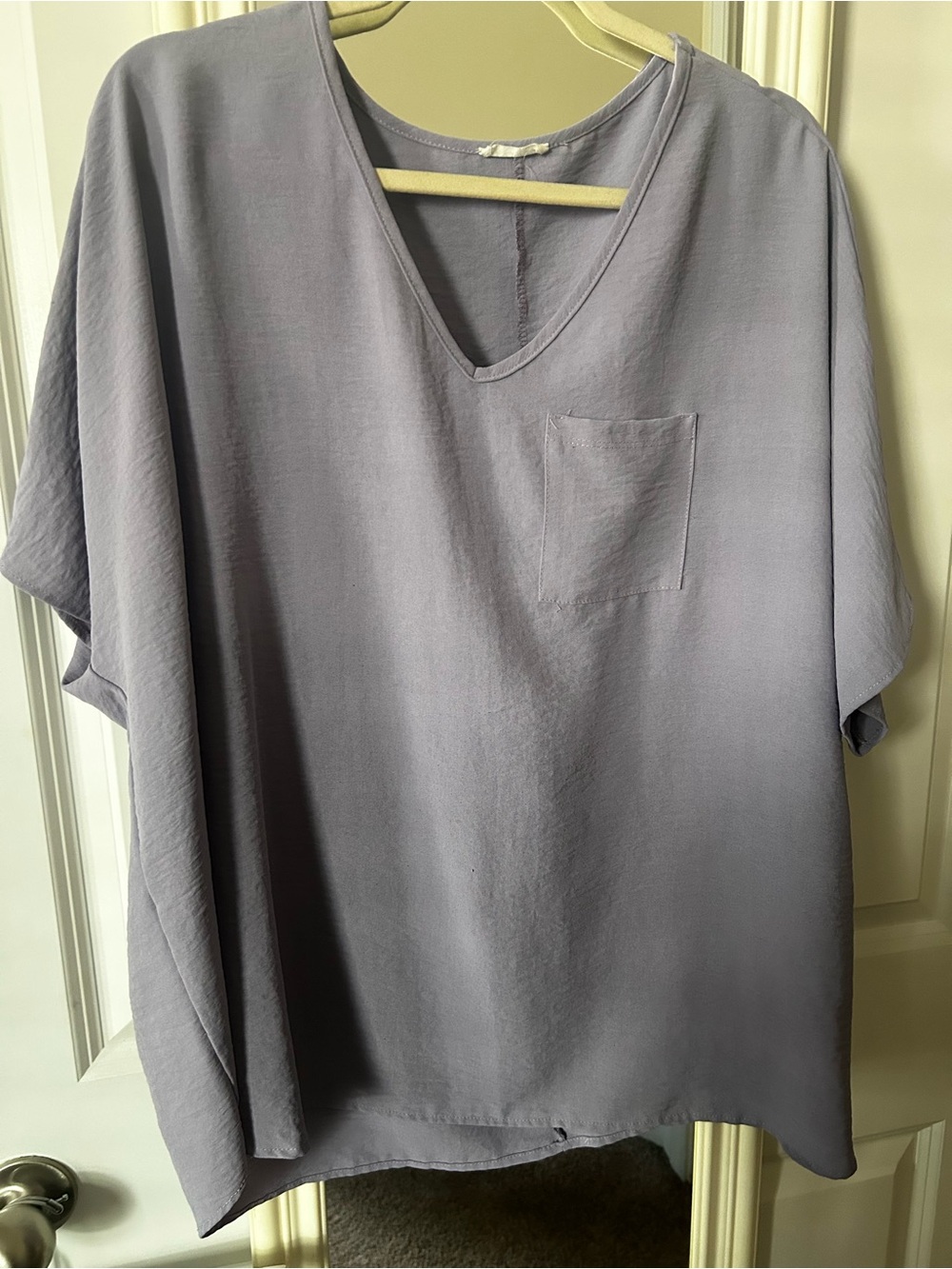 JODIFL Women’s V-Neck Short Sleeve Shirt in Light Lavender